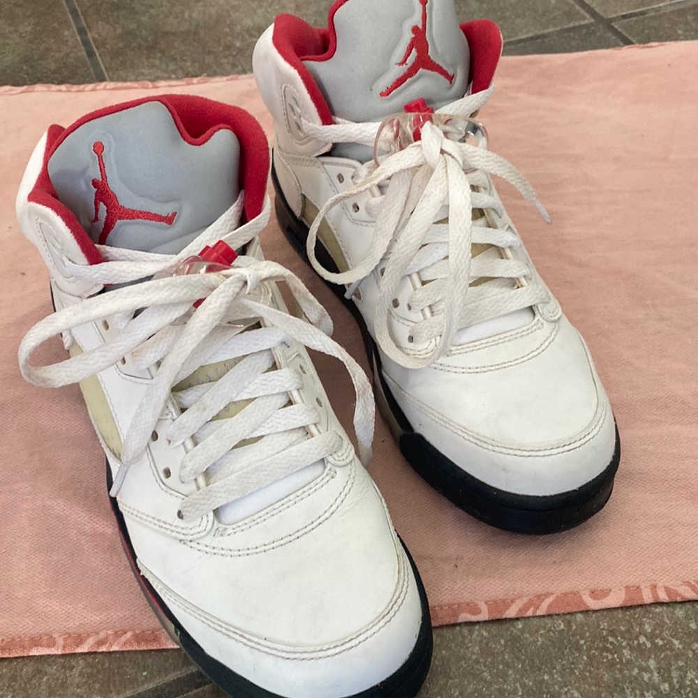 Retro 5 🔥 worn a handful of times, just needs a wipe down
